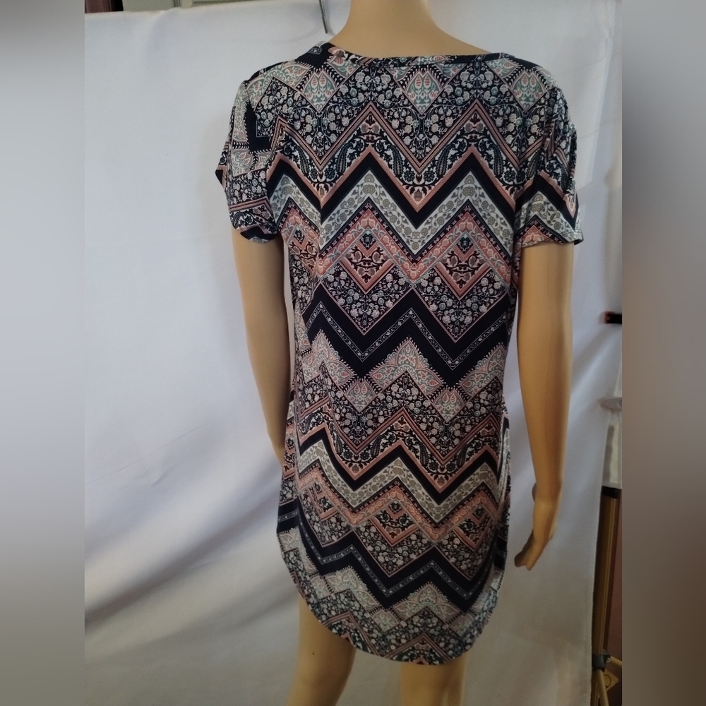 🌿 Sauci Boho Chevron Print Dress Size Large Criss Cross Neck Short Sleeve Tunic - Picture 4 of 5